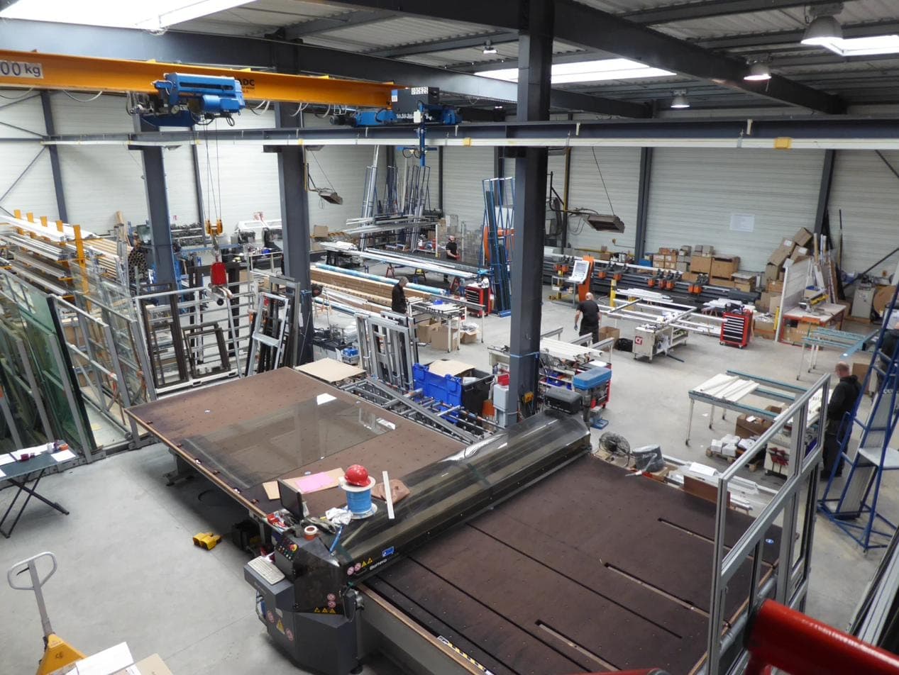 Intérieur de l'atelier MAC à Mennecy — découpe, usinage et assemblage des menuiseries aluminium