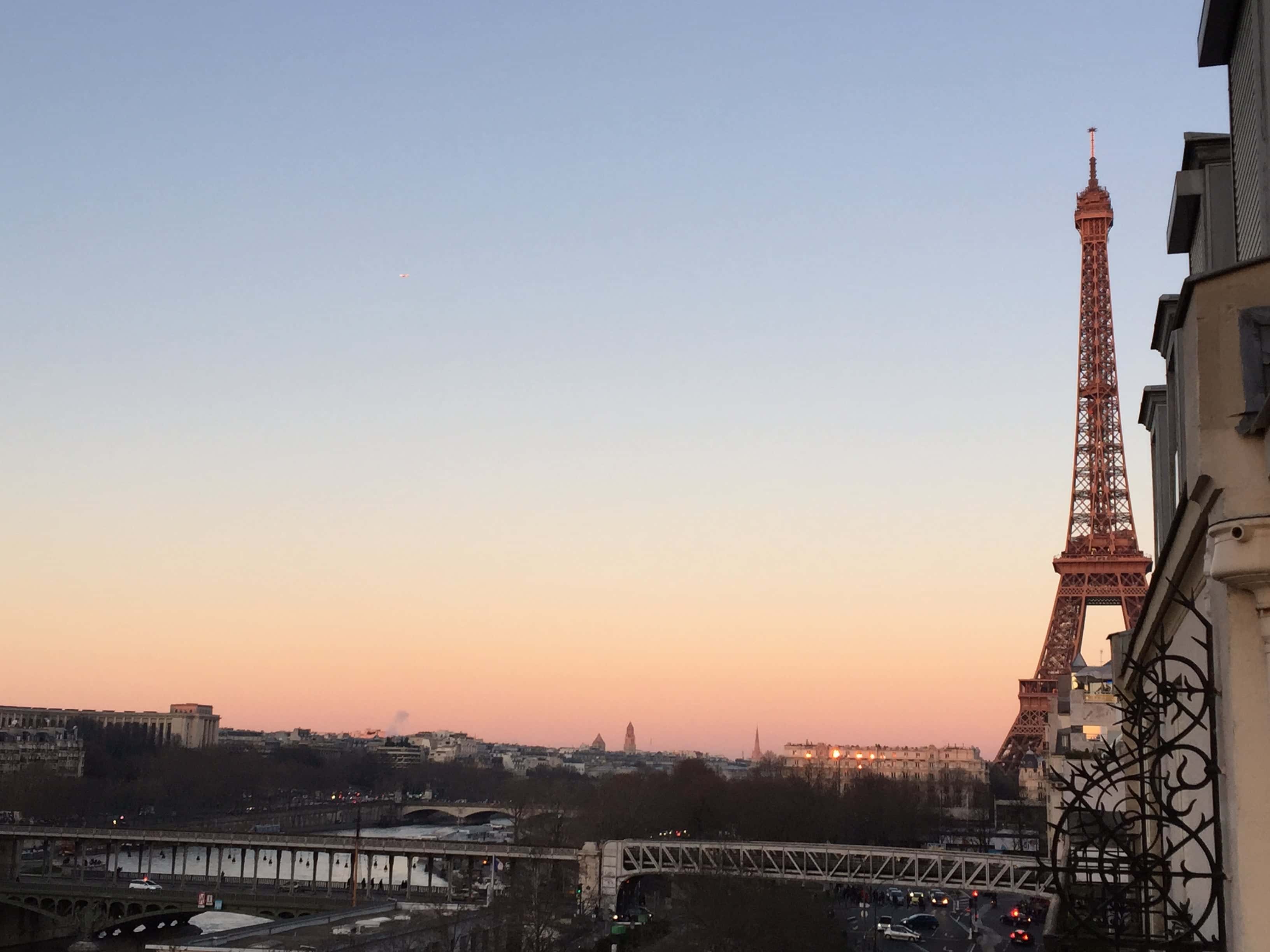 Tour Eiffel au coucher du soleil depuis un balcon parisien — MAC, fabricant francilien de menuiseries aluminium sur mesure